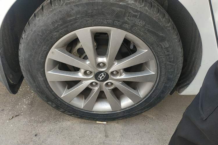 Used Hyundai Mistra 2014 1.8L Automatic Smart GLS Right Rear Wheel Hub