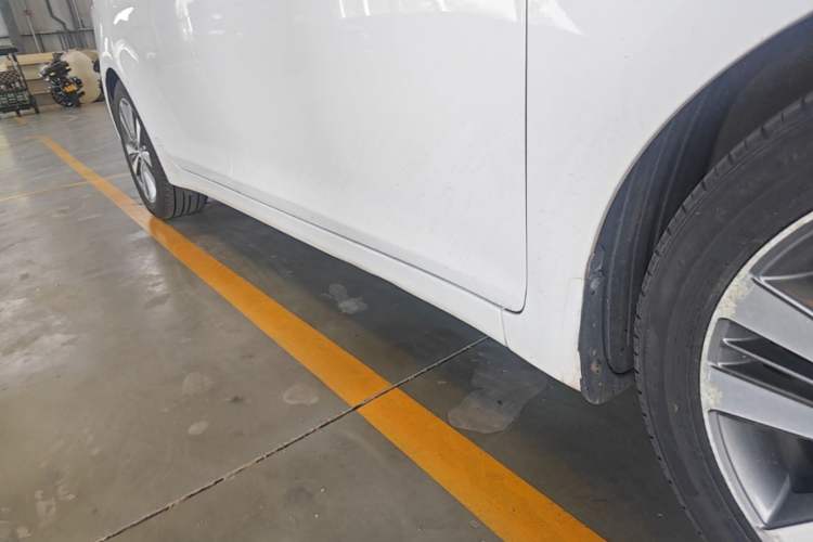Used Hyundai Mistra 2014 1.8L Automatic Deluxe DLX Model Right Side Sill