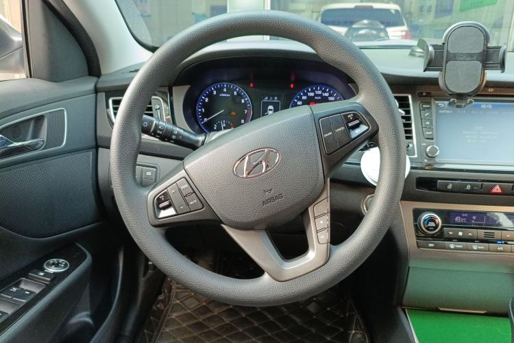 Used Hyundai Mistra 2014 1.8L Automatic Smart GLS Steering Wheel