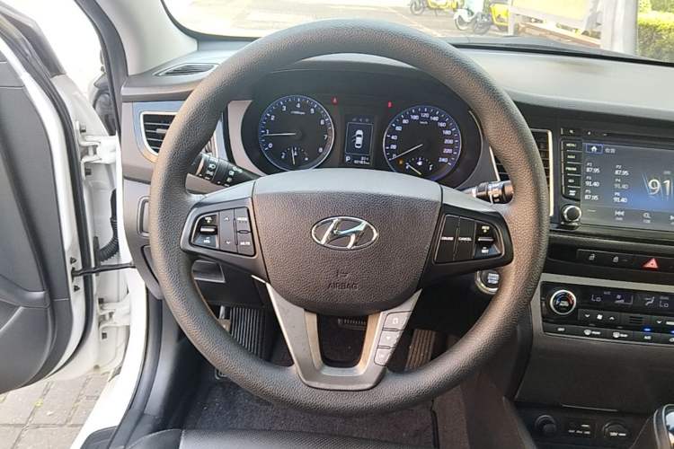 Used Hyundai Mistra 2014 1.8L Automatic Smart GLS Steering Wheel