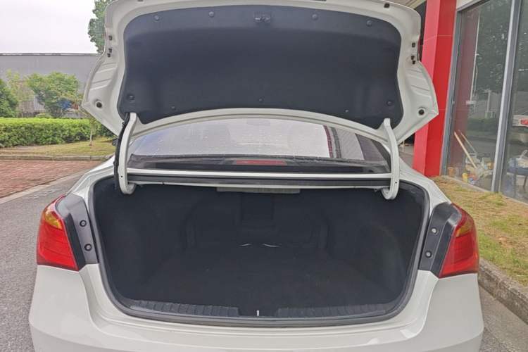 Used Hyundai Mistra 2014 1.8L Automatic Smart GLS Trunk