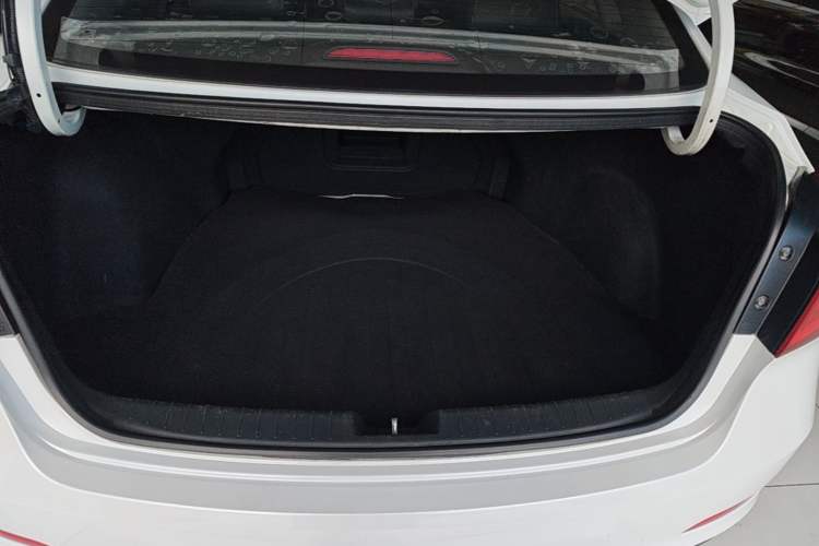 Used Hyundai Mistra 2014 1.8L Automatic Smart GLS Trunk
