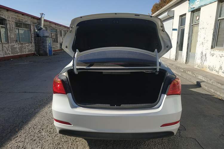 Used Hyundai Mistra 2014 1.8L Manual Comfort GL Model Trunk