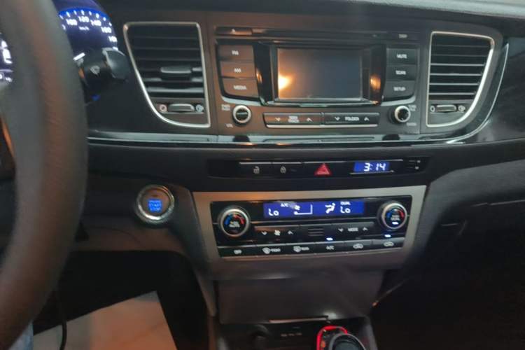 Used Hyundai Mistra 2014 1.8L Automatic Smart GLS Audio And AC Panel