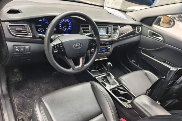 Used Hyundai Mistra 2014 1.8L Automatic Smart GLS Center Console