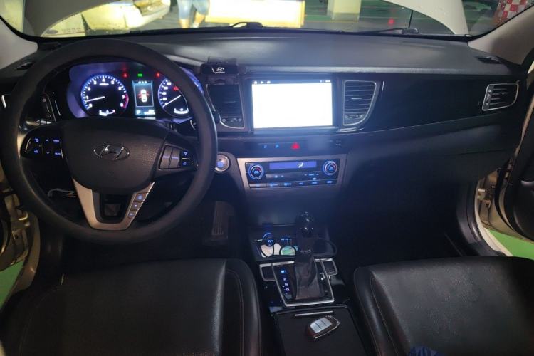 Used Hyundai Mistra 2014 1.8L Automatic Deluxe DLX Model Center Console