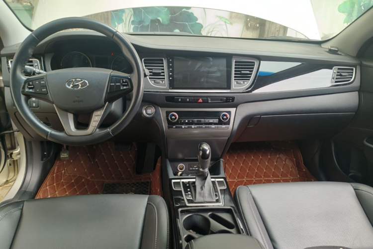Used Hyundai Mistra 2014 1.8L Automatic Deluxe DLX Model Center Console