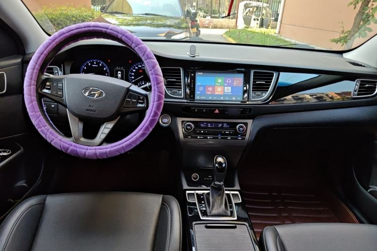 Used Hyundai Mistra 2014 1.8L Automatic Smart GLS Center Console