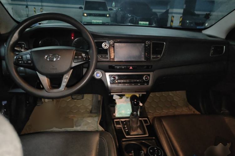 Used Hyundai Mistra 2014 1.8L Automatic Smart GLS Center Console