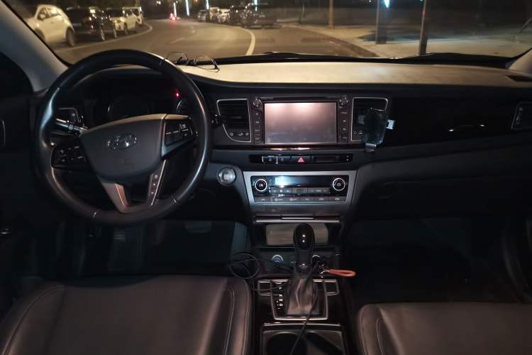 Used Hyundai Mistra 2014 1.8L Automatic Smart GLS Center Console