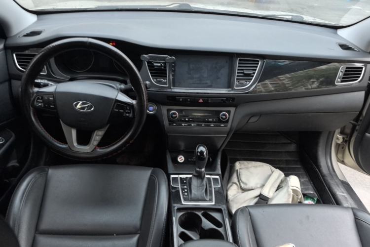 Used Hyundai Mistra 2014 1.8L Automatic Smart GLS Center Console