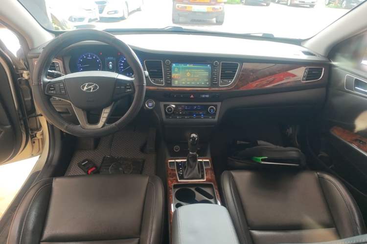 Used Hyundai Mistra 2014 1.8L Automatic Deluxe DLX Model Center Console