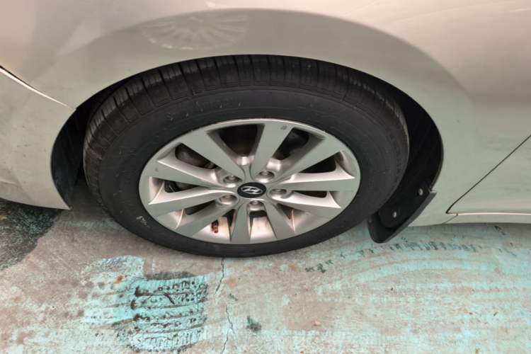 Used Hyundai Mistra 2014 1.8L Automatic Smart GLS Left Front Wheel Hub