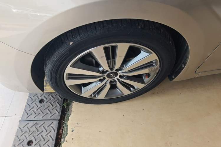 Used Hyundai Mistra 2014 1.8L Automatic Deluxe DLX Model Left Front Wheel Hub
