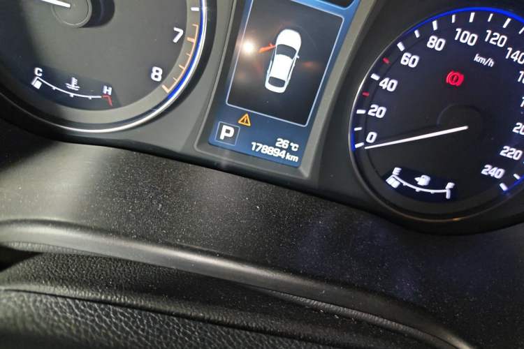 Used Hyundai Mistra 2014 1.8L Automatic Deluxe DLX Model Odometer Close Up