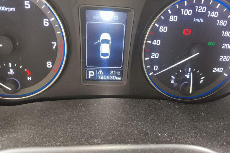 Used Hyundai Mistra 2014 1.8L Automatic Smart GLS Odometer Close Up