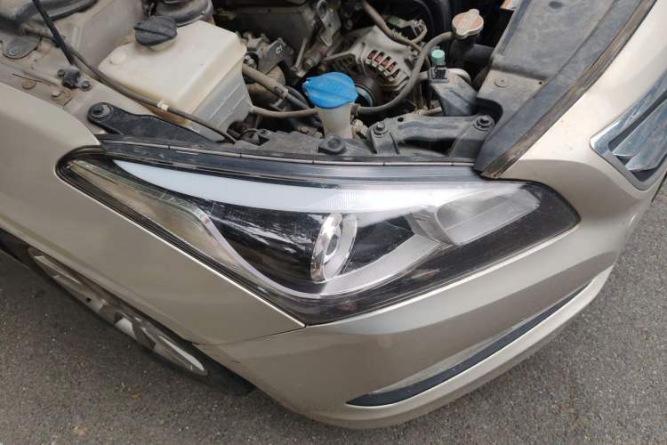 Used Hyundai Mistra 2014 1.8L Manual Comfort GL Model Right Front Headlight