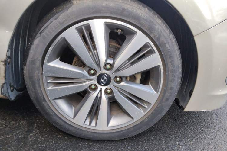 Used Hyundai Mistra 2014 1.8L Automatic Deluxe DLX Model Right Front Wheel Hub