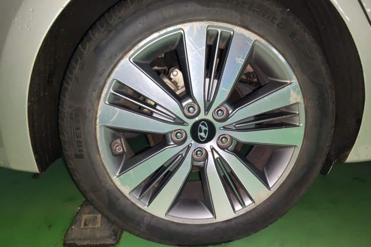 Used Hyundai Mistra 2014 1.8L Automatic Deluxe DLX Model Right Front Wheel Hub