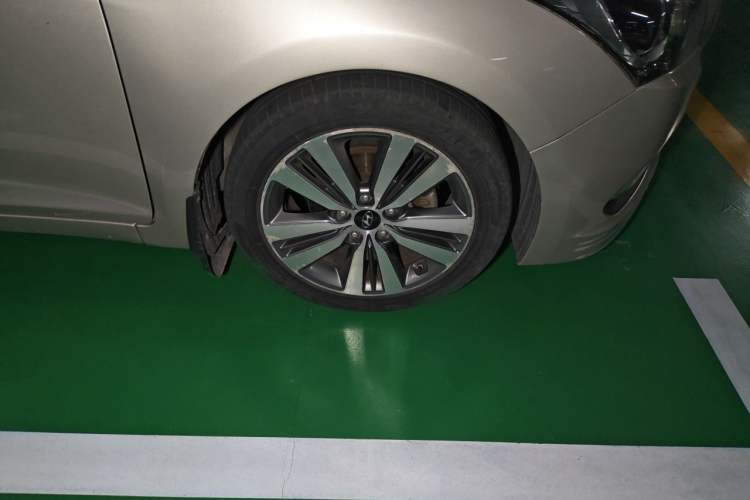 Used Hyundai Mistra 2014 1.8L Automatic Deluxe DLX Model Right Front Wheel Hub