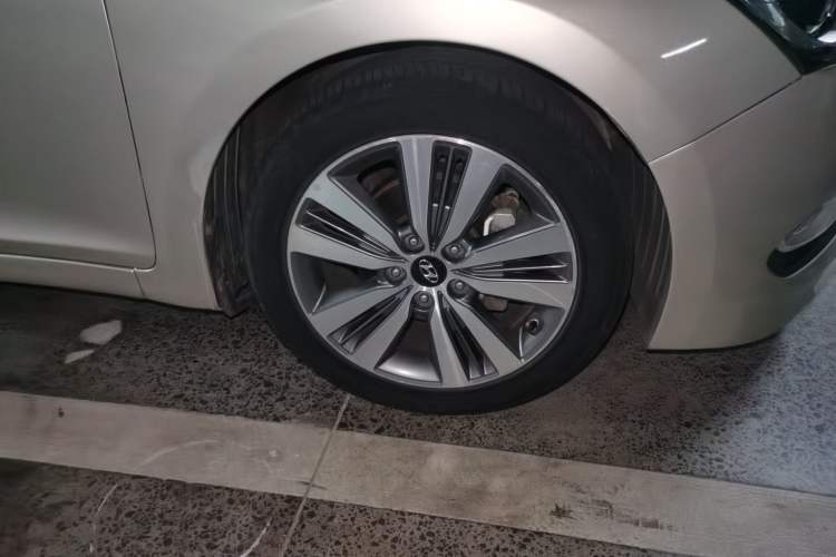 Used Hyundai Mistra 2014 1.8L Automatic Deluxe DLX Model Right Front Wheel Hub