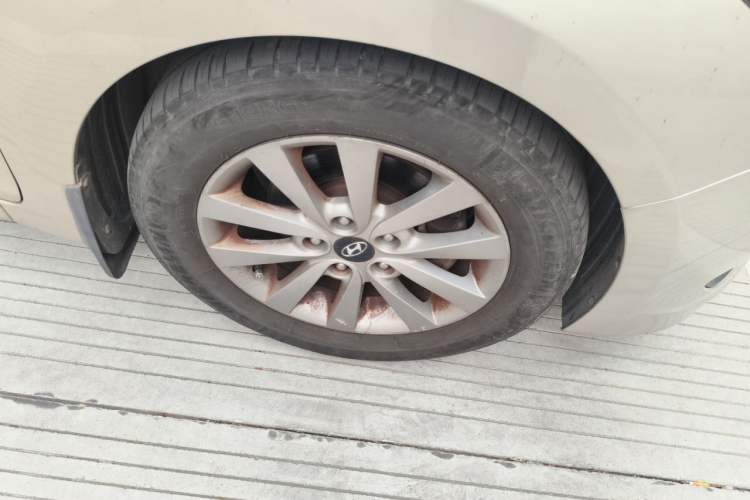 Used Hyundai Mistra 2014 1.8L Automatic Smart GLS Right Front Wheel Hub