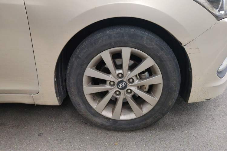 Used Hyundai Mistra 2014 1.8L Manual Comfort GL Model Right Front Wheel Hub