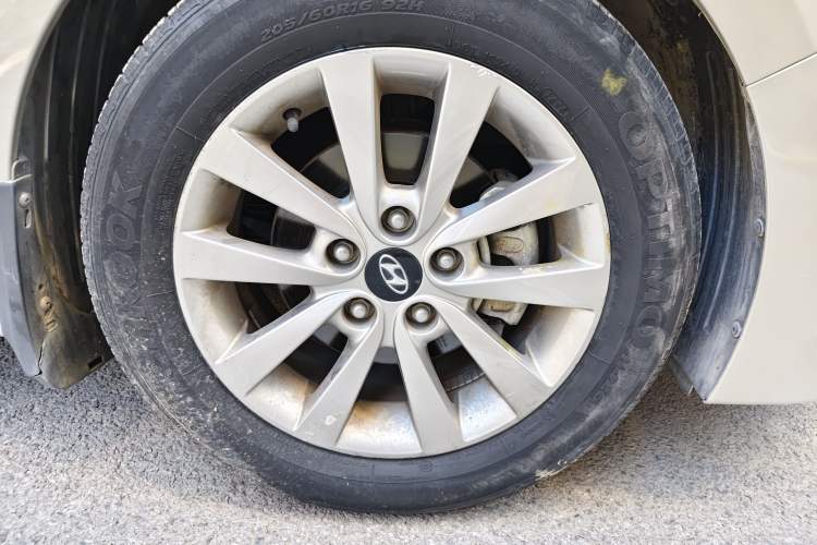 Used Hyundai Mistra 2014 1.8L Automatic Smart GLS Right Front Wheel Hub