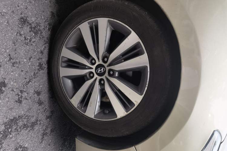 Used Hyundai Mistra 2014 1.8L Automatic Deluxe DLX Model Right Front Wheel Hub