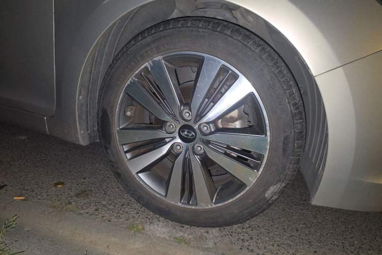 Used Hyundai Mistra 2014 1.8L Automatic Deluxe DLX Model Right Front Wheel Hub