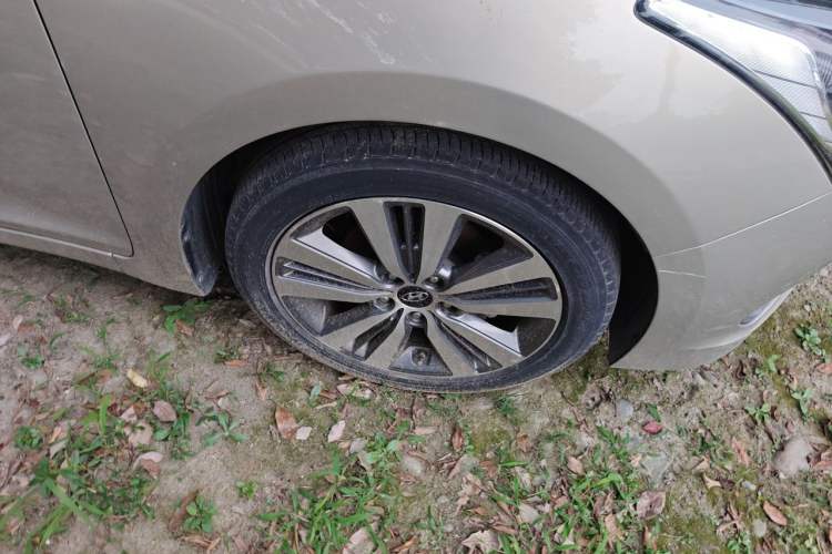 Used Hyundai Mistra 2014 1.8L Automatic Deluxe DLX Model Right Front Wheel Hub