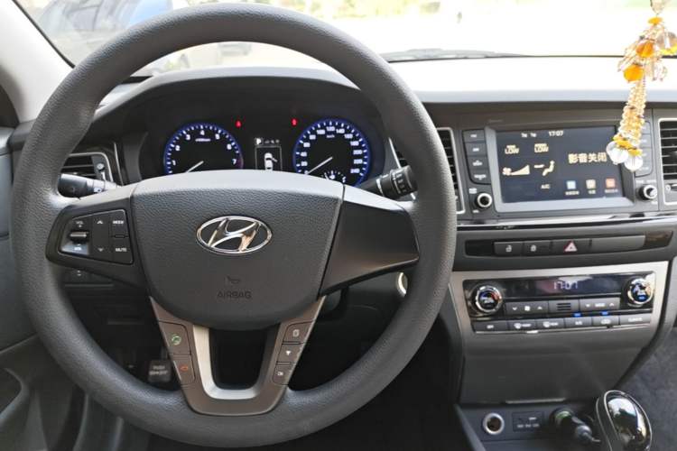 Used Hyundai Mistra 2016 1.8L Automatic Smart GLS Center Console
