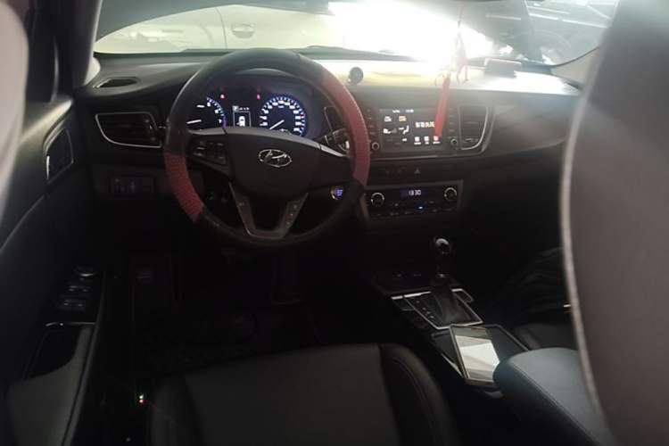 Used Hyundai Mistra 2016 1.8L Automatic Smart GLS Center Console