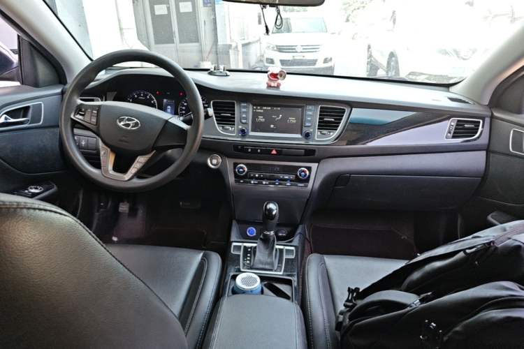 Used Hyundai Mistra 2016 1.8L Automatic Smart GLS Center Console