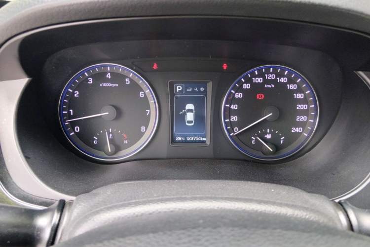 Used Hyundai Mistra 2016 1.8L Automatic Smart GLS Odometer Close Up