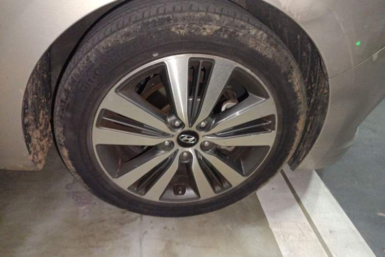 Used Hyundai Mistra 2016 1.8L Automatic Deluxe DLX Model Right Front Wheel Hub