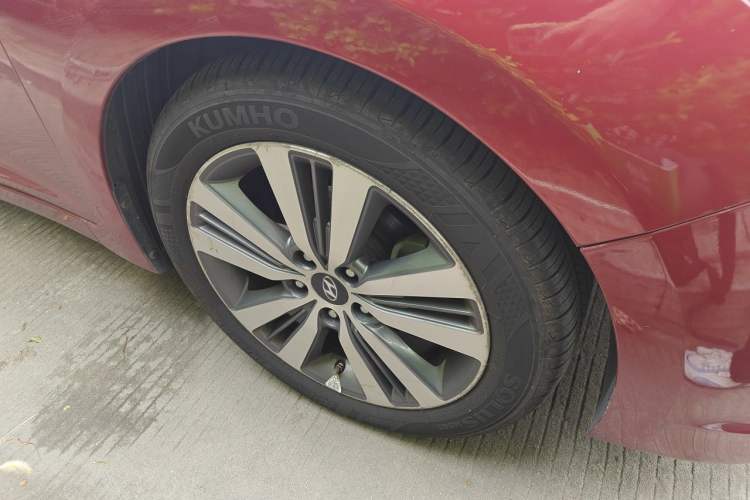 Used Hyundai Mistra 2016 1.8L Automatic Smart GLS Right Front Wheel Hub