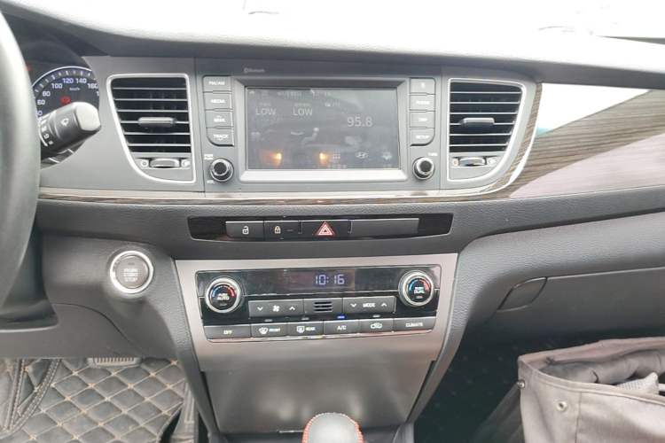 Used Hyundai Mistra 2016 1.6T Automatic Smart GLS Audio And AC Panel