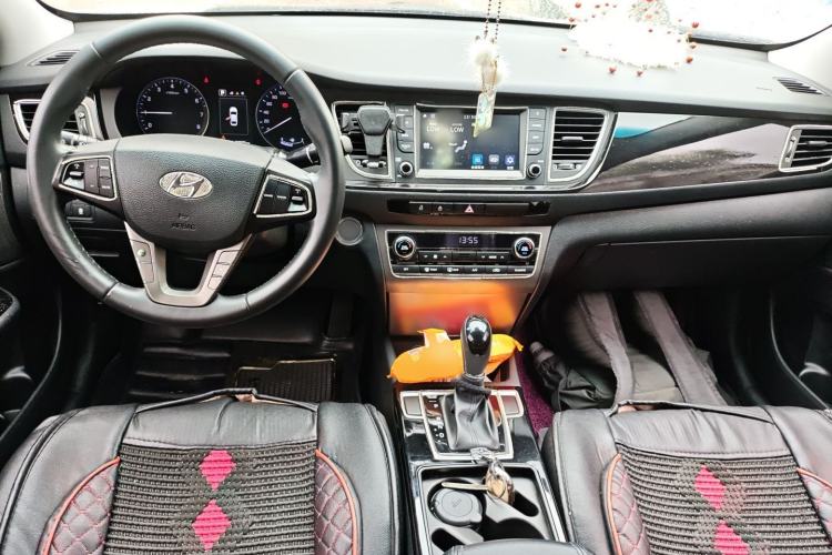 Used Hyundai Mistra 2016 1.8L Automatic Deluxe DLX Model Center Console