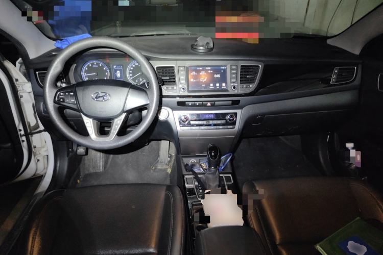 Used Hyundai Mistra 2016 1.8L Automatic Smart GLS Center Console