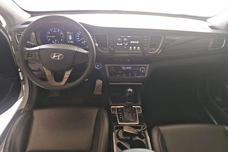 Used Hyundai Mistra 2016 1.8L Automatic Smart GLS Center Console