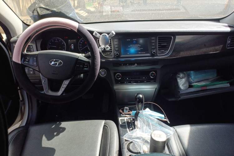 Used Hyundai Mistra 2016 1.8L Automatic Deluxe DLX Model Center Console