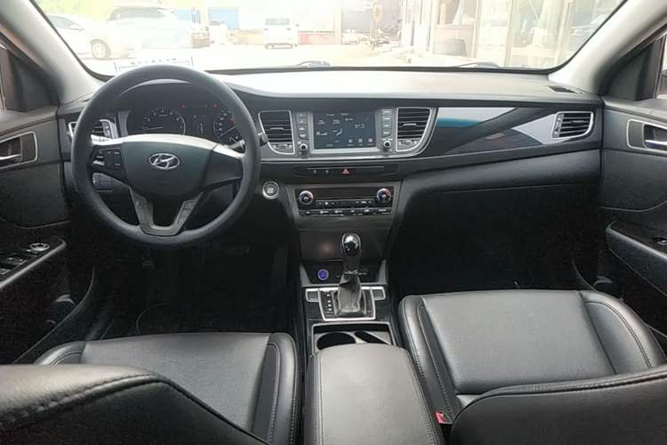 Used Hyundai Mistra 2016 1.8L Automatic Smart GLS Center Console