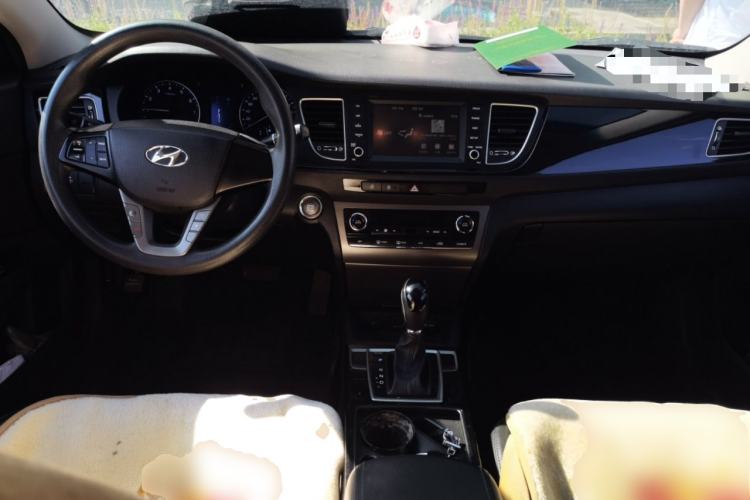 Used Hyundai Mistra 2016 1.8L Automatic Smart GLS Center Console
