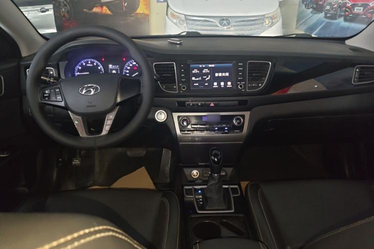 Used Hyundai Mistra 2016 1.8L Automatic Smart GLS Center Console