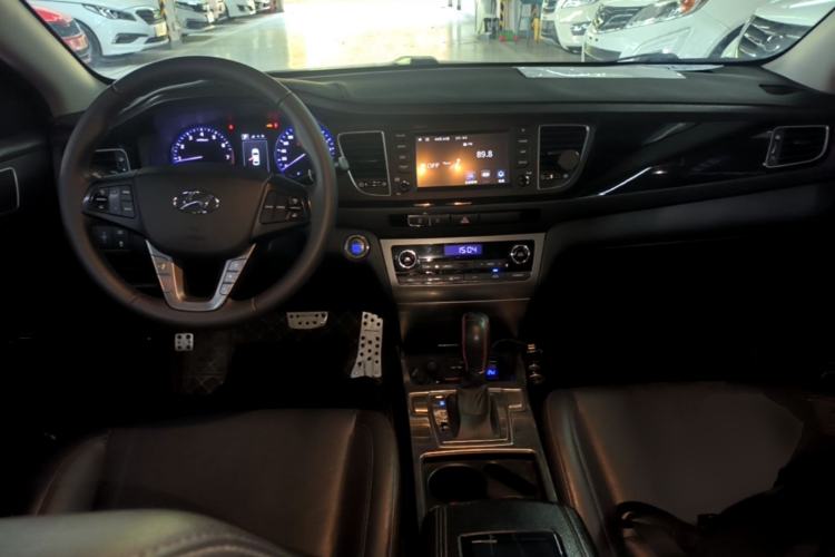 Used Hyundai Mistra 2016 1.8L Automatic Deluxe DLX Model Center Console