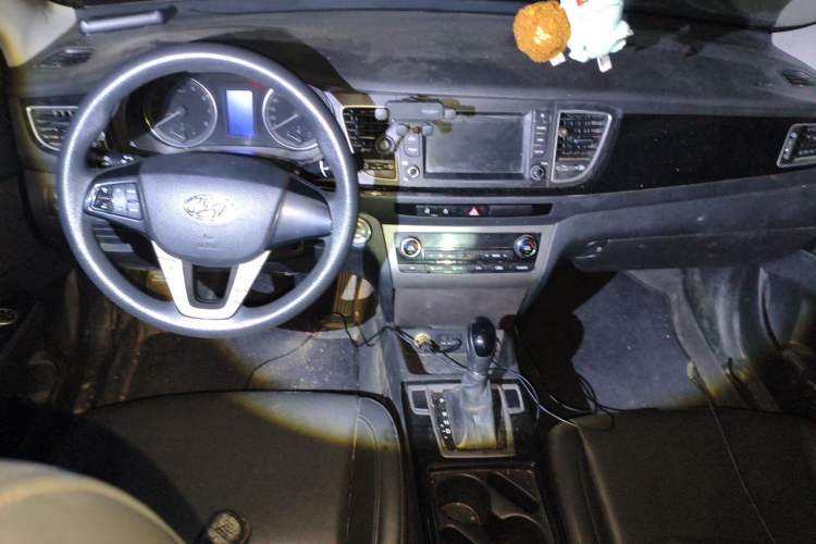 Used Hyundai Mistra 2016 1.8L Automatic Smart GLS Center Console