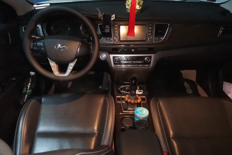 Used Hyundai Mistra 2016 1.6T Automatic Smart GLS Center Console