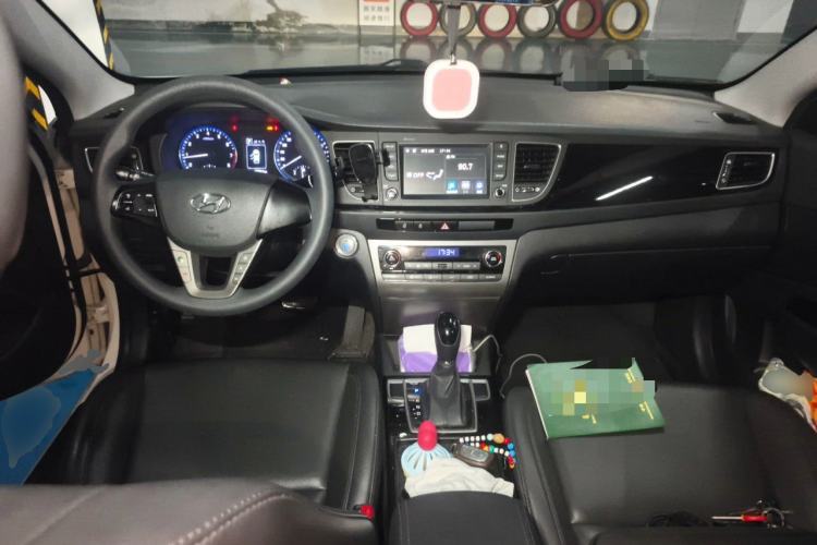 Used Hyundai Mistra 2016 1.8L Automatic Smart GLS Center Console