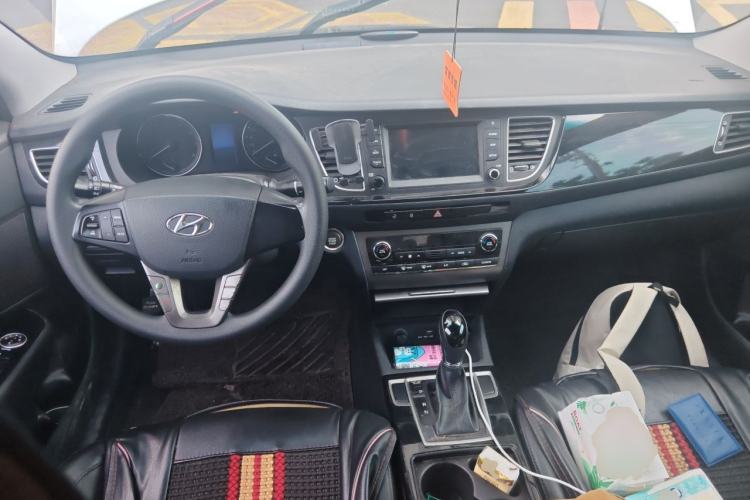 Used Hyundai Mistra 2016 1.8L Automatic Smart GLS Center Console